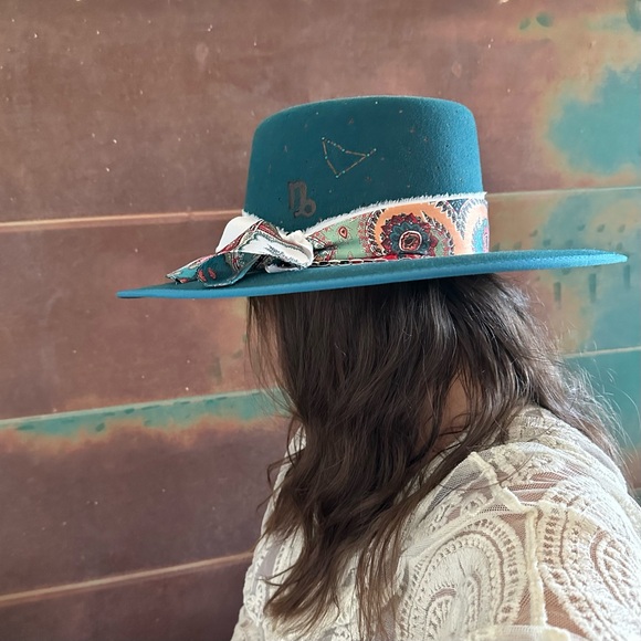 Gambler Capricorn Hat - Picture 3 of 6